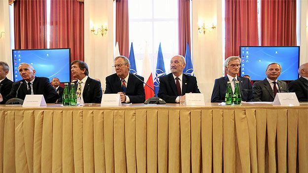 Jedna z konferencji podkomisji smoleńskiej w MON z udziałem Antoniego Macierewicza