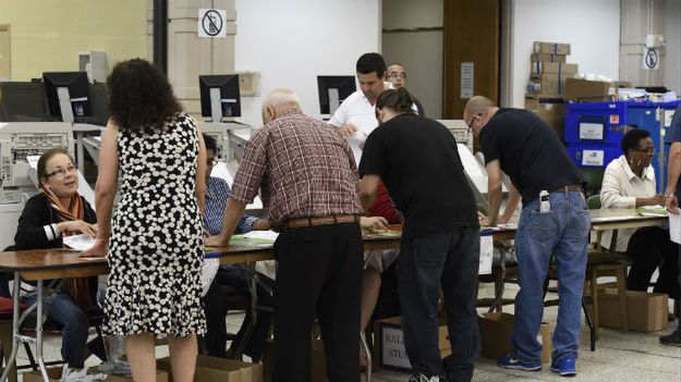 Wyborcy rejestrują się do wcześniejszego głosowania w lokalu wyborczym na Florydzie