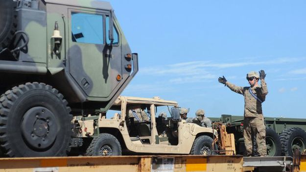 Załadunek sprzętu w bazie Fort Carcson.