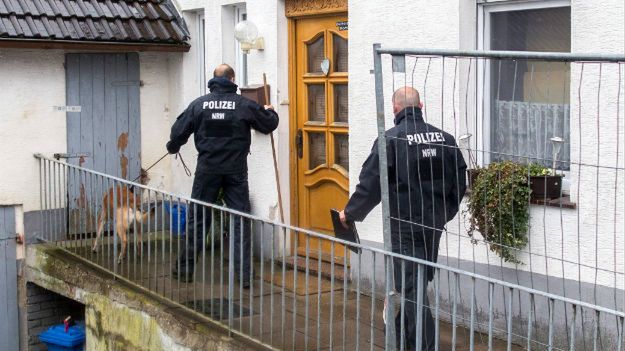 Niemieccy policjanci przed domem, w którym mieszkała para z Hoxter podejrzana o więzienie, torturowanie kobiet.