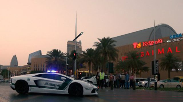 Patrol policji w handlowej dzielnicy Dubaju