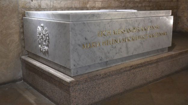Nowy sarkofag Lecha i Marii Kaczyńskich w krypcie pod Wieżą Srebrnych Dzwonów na Wawelu