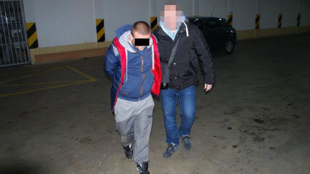 27-latek podszywał się pod policjanta, okradł dwie starsze kobiety