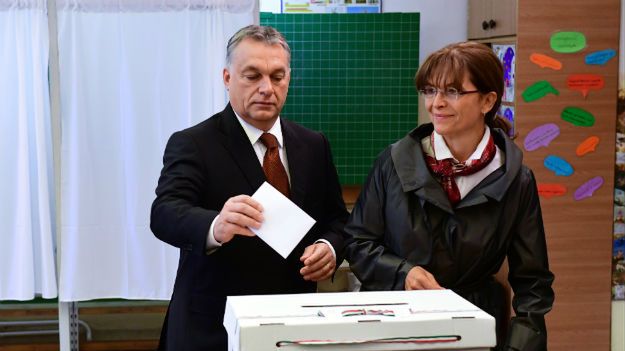Premier Viktor Orban wraz z małżonką oddaje swój głos w referendum