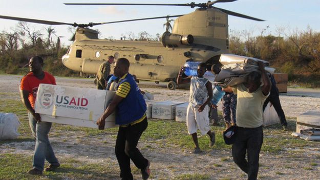 Huragan Matthew na Haiti spowodował spustoszenie - śmigłowce z USA przewożą rzeczy potrzebne do pomocy ofiarom