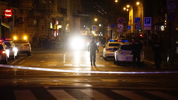 Funkcjonariusz policji zabezpiecza strefę, w której doszło do eksplozji