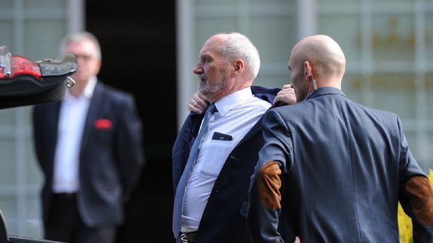 Szef MON Antoni Macierewicz po wyjściu z hotelu w Jachrance