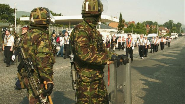 Brytyjscy żołnierze podczas parady protestantów w Belfaście w 2005 roku