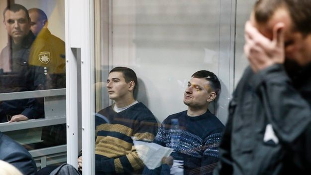 Oskarżeni o morderstwo funkcjonariusze Berkutu podczas rozprawy w listopadzie 2016 r.