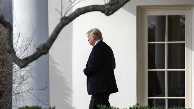 Donald Trump przed Białym Domem
