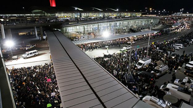 Chaos o lotniskach w USA po decyzji prezydenta Trumpa ws. imigrantów