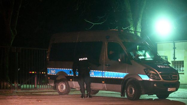 Policja przed Cmentarzem Wojskowym na Powązkach w Warszawie, gdzie znajduje się grób Mariusza Handzlika