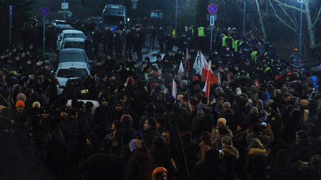 Część uczestników protestu 16 grudnia blokowało wyjazd posłów z sejmu