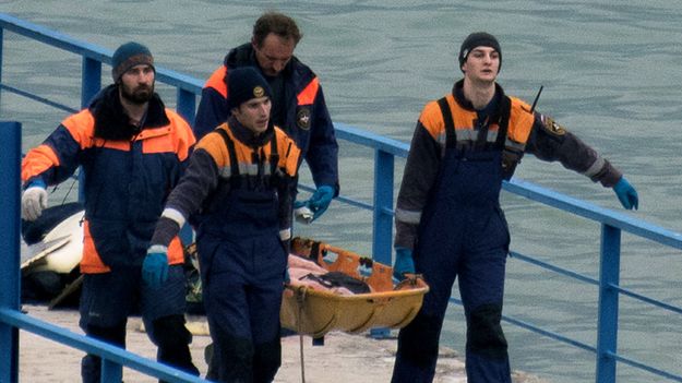 Ratownicy niosą ciało jednej z ofiar katastrofy samolotu w Soczi