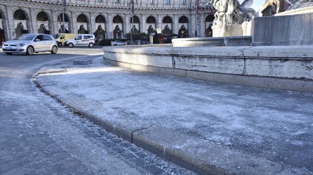 Mróz w Rzymie odstrasza turystów (Piazza della Repubblica, 7 stycznia)