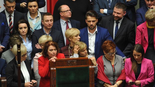 Posłowie opozycji blokują mównicę oraz fotel marszałka podczas posiedzenia Sejmu 16 grudnia