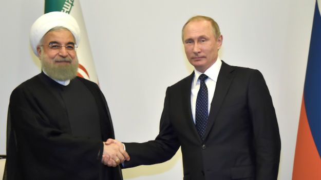 Prezydent Iranu Hasan Rowhani i prezydent Rosji Władimir Putin podczas spotkania w Baku w sierpniu 2016 r.