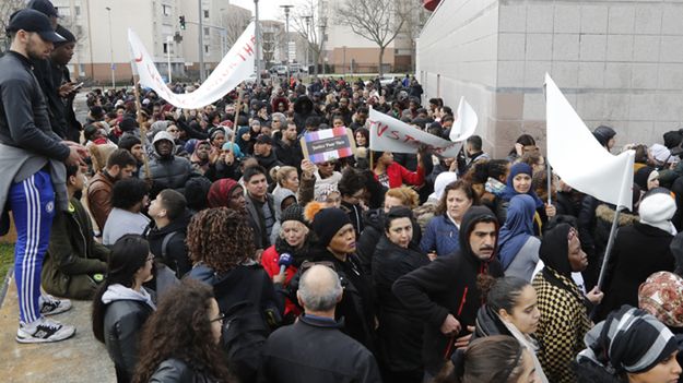 Demonstracja na ulicy Aulnay-sous-Bois