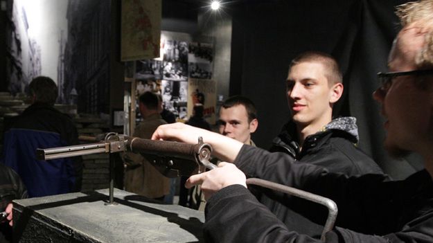 Pistolet maszynowy sten - zdjęcie archiwalne z Nocy Muzeów w Muzeum Powstania Warszawskiego w Warszawie