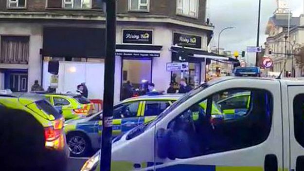 30 uczniów brutalnie pobiło policjantów w Londynie