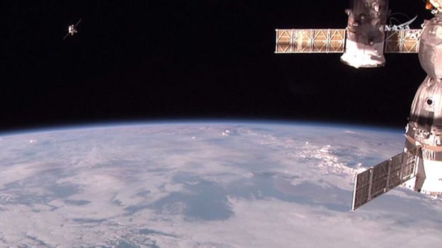 Zdjęcie, udostępnione przez NASA przedstawia statek Progress dokujący do Międzynarodowej Stacji Kosmicznej - zdjęcie archiwalne