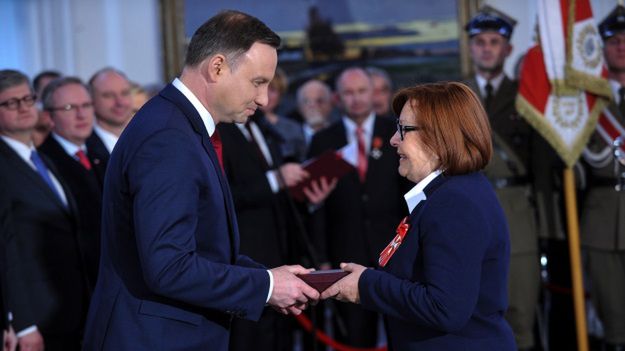 Prezydent Andrzej Duda odznacza Krzyżem Komandorskim Orderu Odrodzenia Polski prezes Związku Repatriantów Rzeczypospolitej Polskiej Aleksandrę Ślusarek