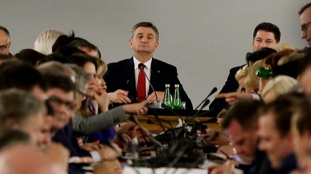 Marszałek Sejmu Marek Kuchciński po zakończeniu głosowań w trakcie przeniesionego do Sali Kolumnowej posiedzenia Sejmu