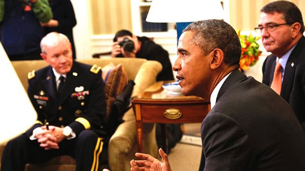 Prezydent Barack Obama, w tle widoczny generał Martin Dempsey