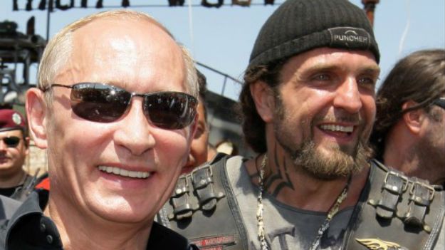Lider "Nocnych Wilków" Aleksandr "Chirurg" Załdostanow z Władimirem Putinem - zdjęcie z 2010 r.