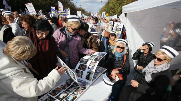 Pielęgniarki przed KPRM. Manifestacja zorganizowana przez Ogólnopolski Związek Zawodowy Pielęgniarek i "Sierpień 80" z okazji piątej rocznicy "białego miasteczka" z 2007 roku