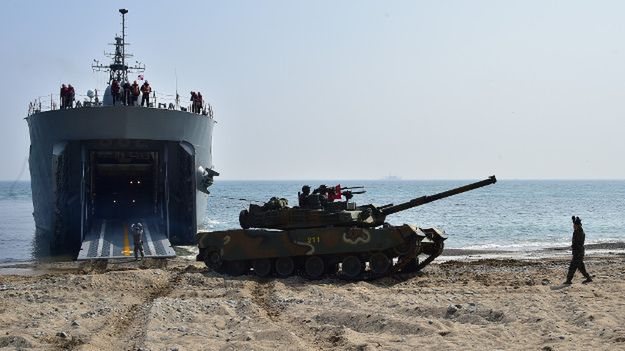 Korea Płn. wystrzeliła rakiety w czasie, gdy na półwyspie trwają ćwiczenia wojsk Południa i USA (na zdjęciu)