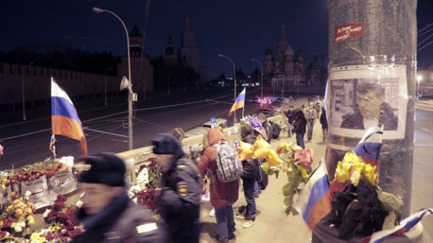 Kwiaty, znicze i portrety Borysa Niemcowa w pobliżu miejsca, gdzie został zamordowany