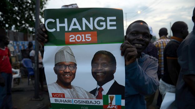 Nigeryjczyk świętuje zwycięstwo Buhariego