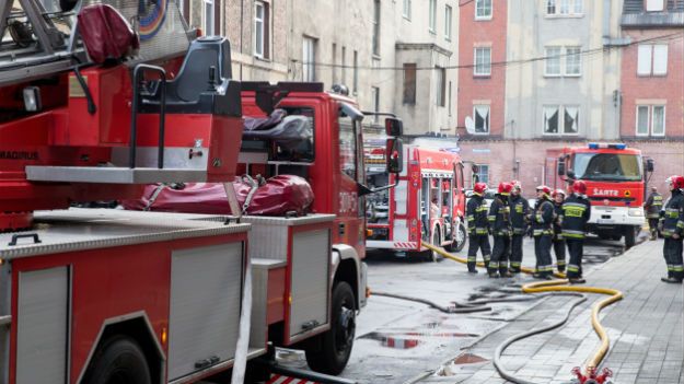 Strażacy podczas działań przed kamienicą przy ul. Karola w Katowicach