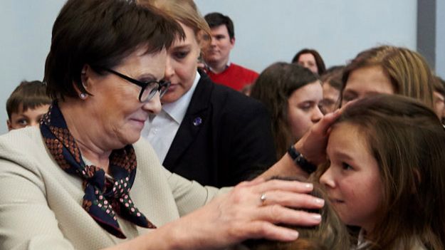 Premier Ewa Kopacz z uczniami, podczas uroczystego nadania Pozytywnej Szkole Podstawowej w Gdańsku imienia Arkadiusza "Arama" Rybickiego
