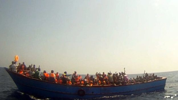 Włoska marynarka ratuje imigrantów, ale na morzu wciąż giną ludzie