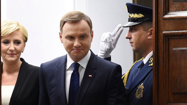 Prezydent Andrzej Duda z żoną przed wejściem na salę plenarną Sejmu