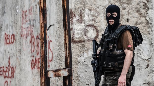 Członek tureckich policyjnych służb specjalnych w Sultanbeyli, gdzie doszło do ataku posterunek policji