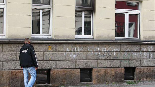 Osmalone okno w ośrodku dla imigrantów w Lipsku