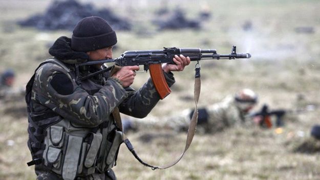 Członek ukraińskiego ochotniczego oddziału Donbas ćwiczy w okolicach Mariupola