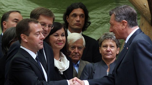 Prezydent Słoweni Borut Pahor i rosyjski premier Dmitrij Miedwiediew podczas uroczystości ku czci rosyjskich jeńców, którzy zginęli 99 lat temu w lawinie koło miejscowości Kranjska Gora