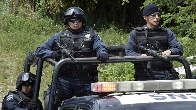 Policja w Iguali w stanie Guerrero po odkryciu masowego grobu pod koniec 2014 r.