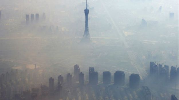 Smog w Zengzhou w środkowych Chinach