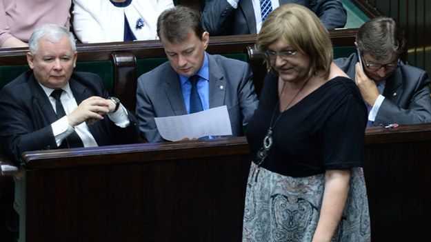 Anna Grodzka na tle prezesa i członków PiS