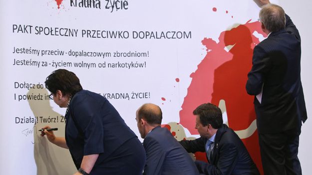 Przedstawiciele rządu popierają akcję pod hasłem "Dopalacze kradną życie"