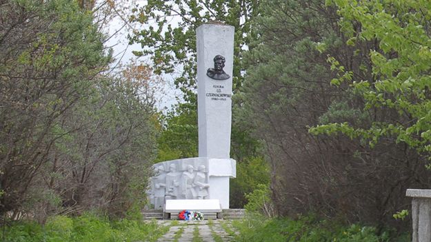 Pomnik generała Armii Czerwonej Iwana Czerniachowskiego w Pieniężnie