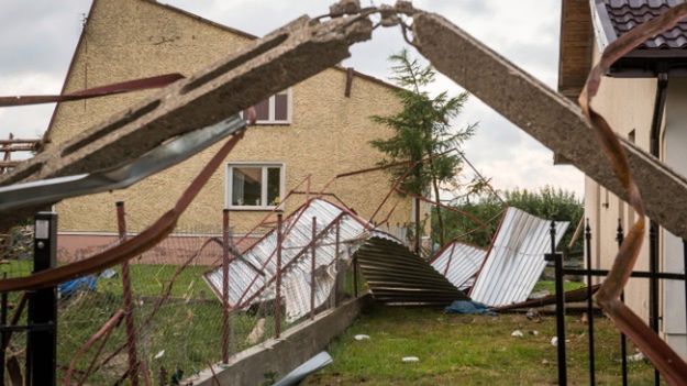 Zniszczenia po przejściu nawałnicy i trąby powietrznej we wsi Zawały