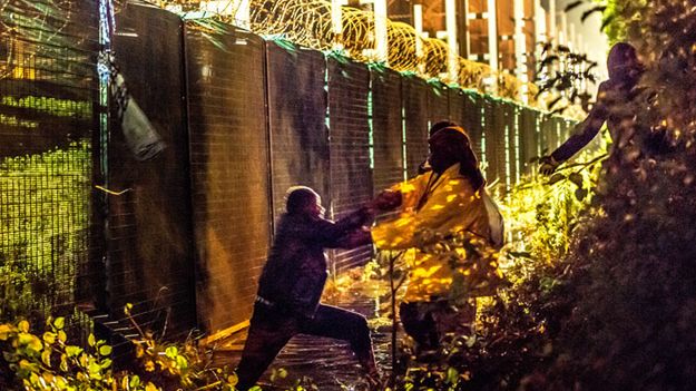 Imigranci próbują przedostać się przez ogrodzenie eurotunelu