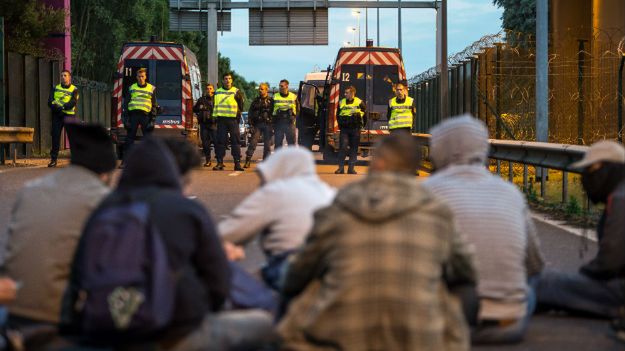 Imigranci blokują wjazd do Eurotunelu w Calais