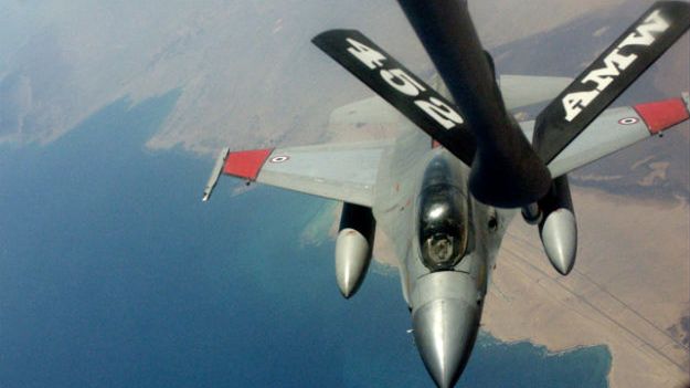 Egipski myśliwiec F-16 tankowany w powietrzu